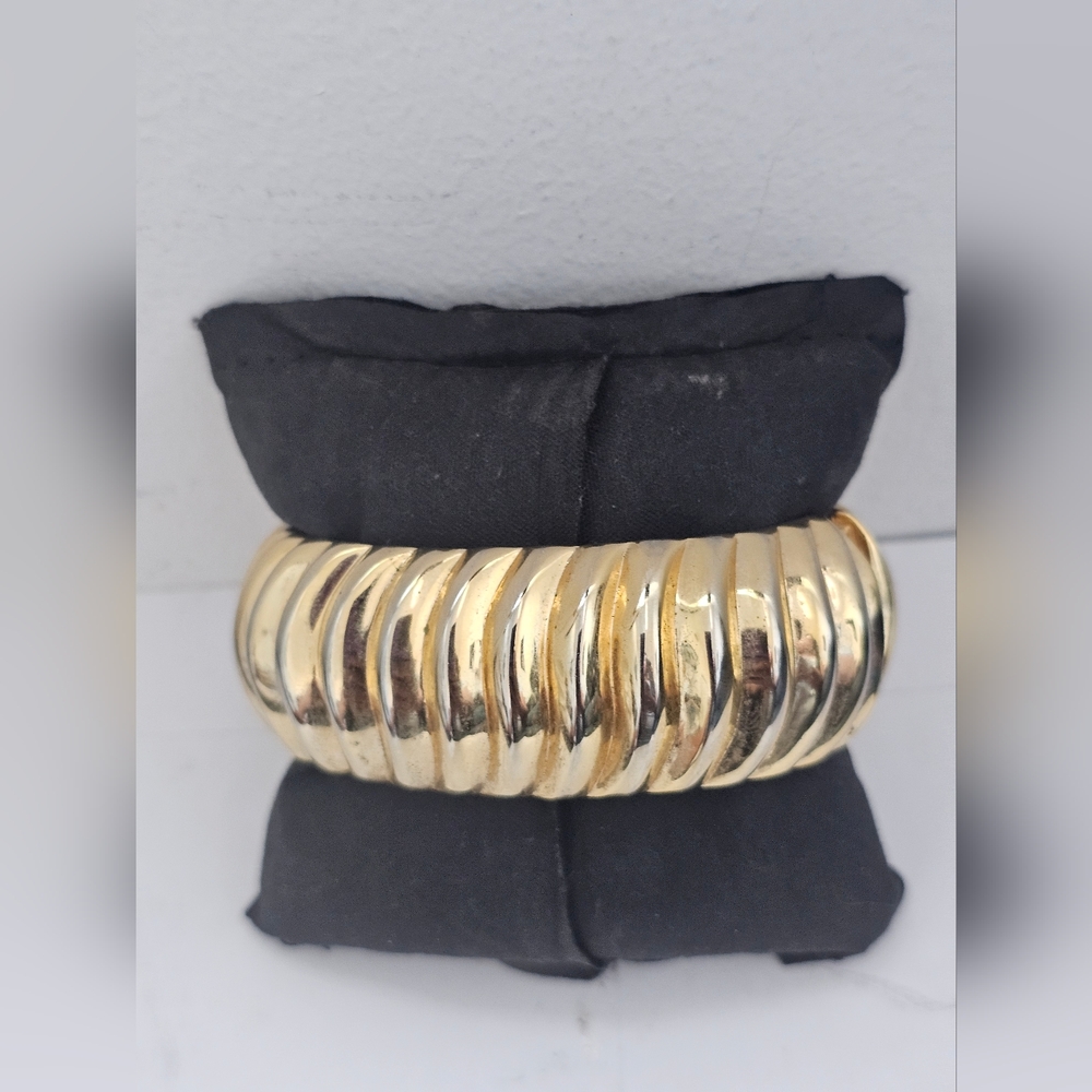 Vintage 1980s ribbed, Shrimped macaroni-link Luxury Gold Hinge Bangle Bracelet - Picture 2 of 6